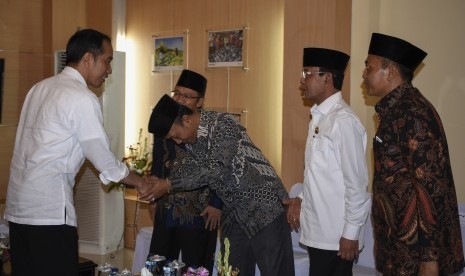 President Joko Widodo (left) shakes hand with West Lombok Regent Fauzan Khalid (third right) upon arrival at Lombok International Airport, Praya, Central Lombok, West Nusa Tenggara, Thursday (Oct 18). 