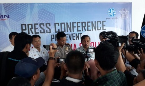  Kepala Jasa Raharja Cabang Lampung Suratno memberikan penjelasan mengenai event Jasa Raharja & Police Go to Campus, di Bandar Lampung, Kamis (18/10). 