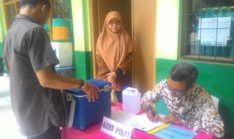 Petugas Dinkes Depok sedang mengambil sampel air dan makanan dari SDIT Pondok Duta, Cimanggis Depok