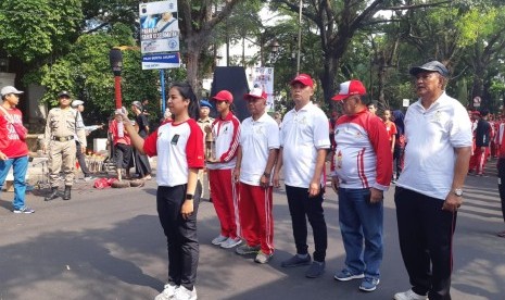 Atlet tenis Natalia Ratih menyerahkan obor api yang berasal dari Mrapen Grobogan, kepada Wakil Wali Kota Solo Achmad Purnomo di depan Stadion Sriwedari Solo, Jumat (19/10). Kirab obor digelar menjelang pembukaan Pekan Olahraga Provinsi (Porprov) Jawa Tengah XV 2018 yang akan digelar Jumat malam di Stadion Sriwedari.