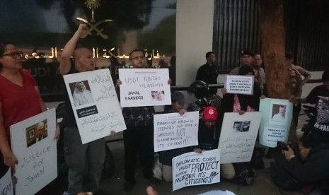 Sejumlah wartawan dari berbagai media menggelar aksi solidaritas untuk jurnalis Arab Saudi, Jamal Khashoggi, di depan Kedutaan Besar Arab Saudi, Jumat (19/10).