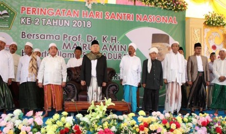 Calon Wakil Presiden nomor urut 01, KH Ma'ruf Amin saat  menghadiri peringatan Hari Santri Nasional bersama ratusan ulama se-Madura  di Pondok Pesantren Hidayatulloh Al Muhajirin, Arosbaya, Bangkalan, Madura,  Jumat (19/10). 