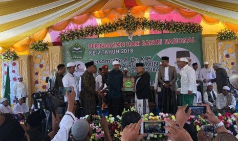 Calon Wakil Presiden nomor urut 01, KH Ma'ruf Amin saat  menghadiri peringatan Hari Santri Nasional bersama ratusan ulama se-Madura  di Pondok Pesantren Hidayatulloh Al Muhajirin, Arosbaya, Bangkalan, Madura,  Jumat (19/10). 