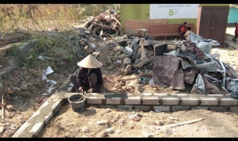 Pondok Pesantren Hidayatul Mutaqien di Desa Dangiang Kecamatan Kayangan, Lombok Utara NTB, membuat bangunan baru semi permanen untuk menggantikan gedung lama yang hancur akibat gempa.