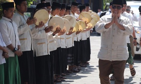 Calon Presiden (capres) nomor urut 02 Prabowo Subianto disambut pengasuh Pondok Pesantre Tebuireng, Jombang, Jawa Timur, Senin (22/10).