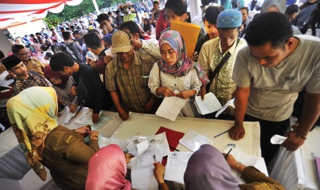 Sejumlah warga mengantre untuk mengurus pembuatan KTP Elektronik di Dinas Kependudukan dan Keluarga Berencana Pemprov Banten, di Serang, Banten, Senin (22/10/2018). 