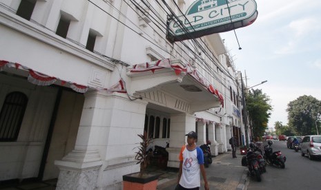 Pejalan kaki melintas di depan Diskotek Old City di Tambora, Jakarta, Senin (22/10/2018). 