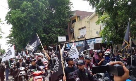 Ribuan umat Islam yang tergabung dalam Komunitas Nahi Munkar Surakarta (Konas) menggelar aksi dalam rangka mengecam kasus pembakaran bendera bertulis lafal tauhid yang dilakukan oknum anggota Banser di Garut. Aksi dilakukan dengan konvoi menggunakan kendaraan bermotor dari Jl Honggowonggo melewati kantor PCNU Solo dan Mapolresta Solo, Selasa (23/10)