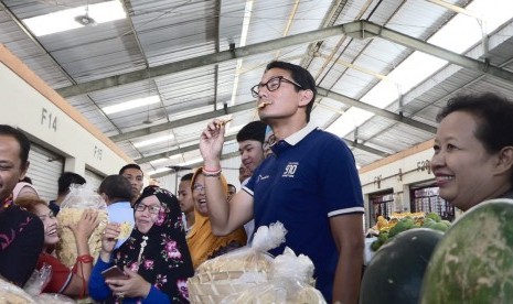 Cawapres Nomor Urut 02, Sandiaga S Uno saat membeli dan mencoba tumpi, makanan khas di pasar Projosari, Desa Harjosari, Kecamatan Bawen, Kabupaten Semarang, Rabu (24/10).