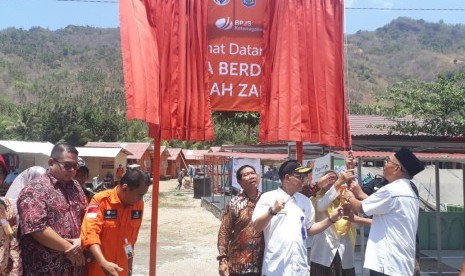 CEO Rumah Zakat Nur Effendi meresmikan Desa Berdaya di lokasi pengungsian di Desa Menggala, Kecamatan Pemenang, Lombok Utara, NTB, Rabu (24/10).