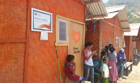 CEO Rumah Zakat Nur Effendi meresmikan Desa Berdaya di lokasi pengungsian di Desa Menggala, Kecamatan Pemenang, Lombok Utara, NTB, Rabu (24/10).