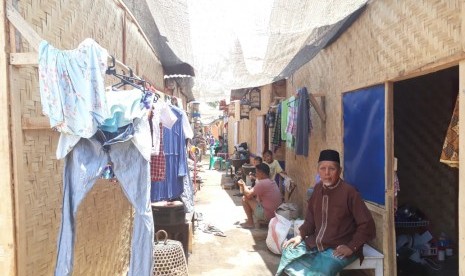 Kondisi pengungsian di Desa Menggala, Kecamatan Pemenang, Kabupaten Lombok Utara, NTB, Rabu  (24/10).