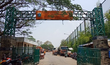 Suasana Tempat Pengolahan Sampah Terpadu Kota (TPST) Sunter, Kamis (25/11), Jakarta. 