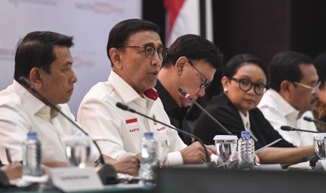 Menko Polhukam Wiranto (kedua kiri) bersama Kepala Staf Kepresidenan Moeldoko (kiri), Mendagri Tjahjo Kumolo (tengah), Menlu Retno Marsudi (kedua kanan) dan Jaksa Agung HM Prasetyo (kanan) menjadi pembicara dalam diskusi Forum Merdeka Barat (FMB) 9 di Kantor Kemensetneg, Jakarta, Kamis (25/10/2018).