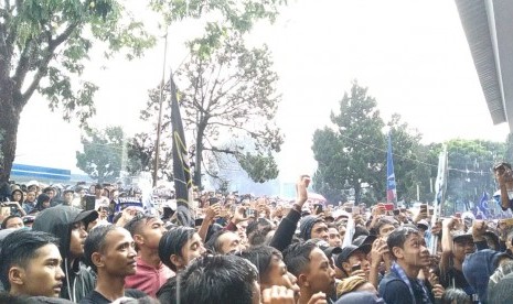 Pelatih Persib, Mario Gomez dan pemain Persib, Supardi melakukan orasi didepan ratusan Bobotoh di Bandara Husein Sastranegara, Bandung, Kamis (26/10). 