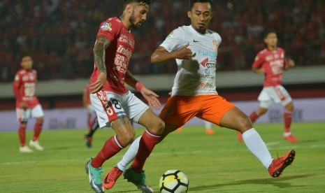 Pesepak bola Borneo FC Sultan Samma (kanan).