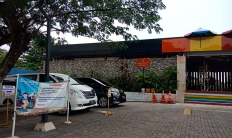 Pemerintah Kota (Pemkot) Jakarta Timur memberi plang peringatan kepada 3 wahana di Taman Mini Indonesia Indah (TMII) yang belum melunasi kewajiban pajak, Jumat (26/11), Jakarta. Ketiga wahana tersebut adalah Snowbay, Kereta Gantung, dan Desa Wisata.