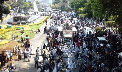 Massa Aksi melakukan unjuk rasa bela kalimat Tauhid di depan kantor Kemenko Polhukam, jalan Merdeka Barat, Jumat (27/10)