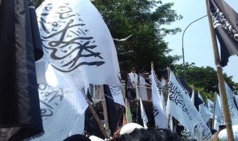 Massa Aksi melakukan unjuk rasa bela kalimat Tauhid di depan kantor Kemenko Polhukam, jalan Merdeka Barat, Jumat (27/10)