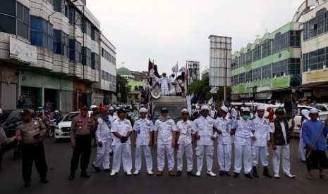 Sejumlah umat Islam menggelar aksi damai membela kalimat Tauhid di Bundaran Tugu Adipura Kota Bandar Lampung, Jumat (26/10). 