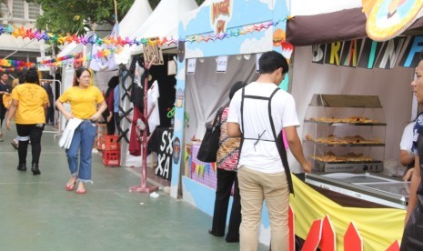 Seluruh kelas XII SMA Labschool Jakarta mengadakan kegiatan Entrepreneur Challenge Day (ELDEST) pada Jumat, 26 Oktober 2018. Kegiatan ini digelar di lapangan sekolah Labschool Rawamangun, Jakarta Timur.