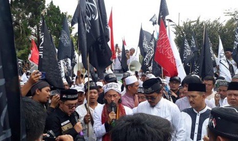 Ribuan massa umat Islam dari Aliansi umat Islam Sukabumi Raya penjaga kalimat tauhid menggelar aksi longmarch di Kota Sukabumi Jumat (26/10)