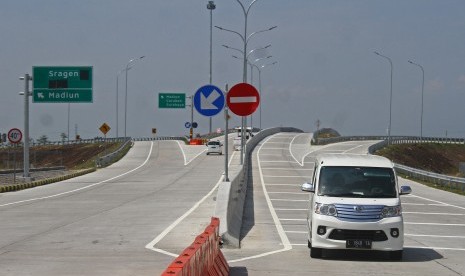 Pengendara mobil memasuki gerbang tol Ngawi, Jawa Timur, Jumat (26/10/2018). Pembangunan ruas tol Ngawi-Sragen sepanjang 51 kilometer tersebut sudah selesai dan siap untuk dioperasikan. 