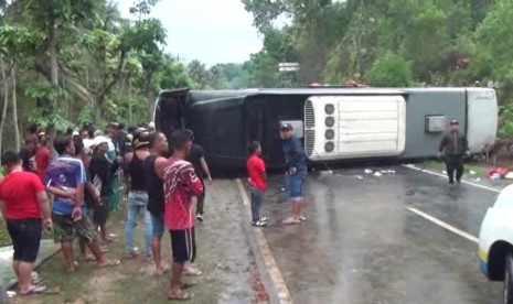 Bus pariwisata yang mengalami kecelakaan hingga terbalik di  Jalan Raya Pangandaran – Kalipucang, Dusun Karangsari RT 03 RW01, Desa. Putrapinggan, Kecamatan Kalipucang, Kabupaten Pangandaran, Sabtu (27/10) sekitar pukul 06.45 WIB