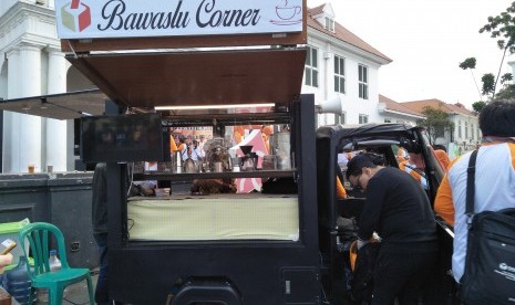 Bawaslu Corner menyediakan kopi gratis untuk masyarakat  disediakan oleh Bawaslu DKI Jakarta. Pertama kali diluncurkan di Kota Tua,  Jakarta Barat pada Sabtu (27/10).