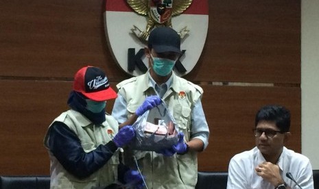 Wakil Ketua Laode M Syarief (kanan) dan petugas KPK menunjukkan barang bukti dugaan suap kepada Anggota DPRD Kalteng terkait Tugas dan Fungsi Pengawasan DPRD Kalteng Tahun 2018, di Gedung KPK, Jakarta, Sabtu (27/10).