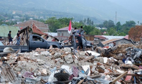 Masyarakat Balaroa, Palu, Sulawesi Tengah (Sulteng) mencoba mencari sisa-sisa berharga dari rumahnya yang hancur karena bencana gempa, tsunami, dan likuefaksi, seperti surat, besi, pakaian, Sabtu (27/10).