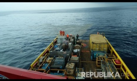 Awak kapal Pertamina mengamati serpihan pesawat Lion Air bernomor penerbangan JT610 rute Jakarta-Pangkalpinang yang jatuh di laut utara Karawang, Jawa Barat, Senin (29/10).