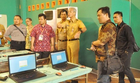 Gubernur Jawa Tengah, Ganjar Pranowo  saat melakukan pantauan pelaksanaan tes CAT Seleksi Kompetensi Dasar (SKD) CPNS di kompleks GOR Pandanaran, Senin (29/10). Gubernur mengakui peleksanaan tes ini carut marut akibat penyedia jasa perangkat dan jaringan tidak provesional. 