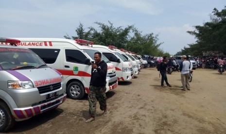 Sebanyak 20 ambulans disiagakan di pesisir Pantai Tanjung Pakis, Desa Tanjung Pakis, Kecamatan Pakisjaya, Karawang, untuk mengevakuasi korban jatuhnya pesawat  Lion Air JT 610, Senin (29/10).