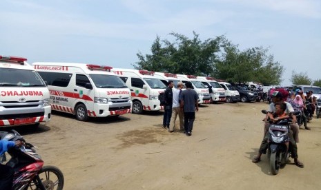 20 ambulans disiagakan di pesisir Pantai Tanjung Pakis, Desa Tanjung Pakis, Kecamatan Pakisjaya, Karawang, untuk mengevakuasi korban jatuhnya pesawat  Lion Air JT 610, Senin (29/10).