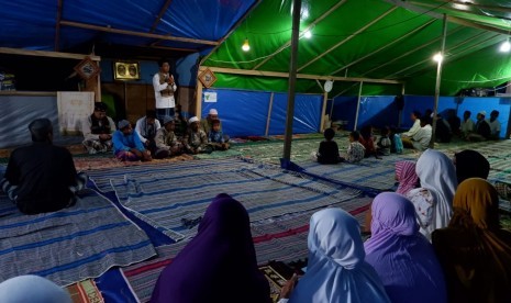 Dompet Dhuafa menggelar zikir dan tabligh akbar bersama penyintas di mushala darurat sementara di Posko VI Desa Jono Oge-Lolu, Kabupaten Sigi, Sulawesi Tengah (Sulteng), Ahad (28/10) malam. 