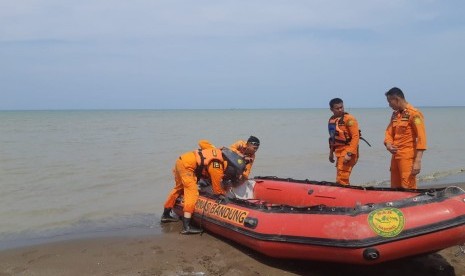 Anggota Basarnas sedang menyiapkan perahu karet, untuk evakuasi korban Lion Air JT 610, di Pantai Tanjung Pakis, Kecamatan Pakisjaya, Karawang, Senin (29/10). 