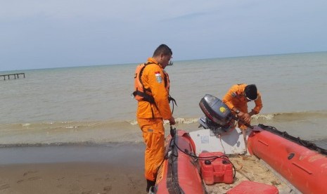 Anggota Basarnas sedang menyiapkan perahu karet, untuk evakuasi korban Lion Air JT 610, di Pantai Tanjung Pakis, Kecamatan Pakisjaya, Karawang, Senin (29/10). 