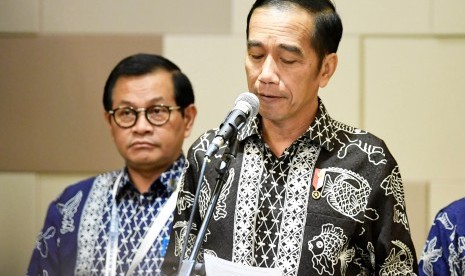 Presiden Joko Widodo (kanan) didampingi Sekretaris Kabinet Pramono Anung menyampaikan keterangan pers terkait kecelakaan pesawat Lion Air JT610 di Nusa Dua, Bali, Senin (29/10/2018).