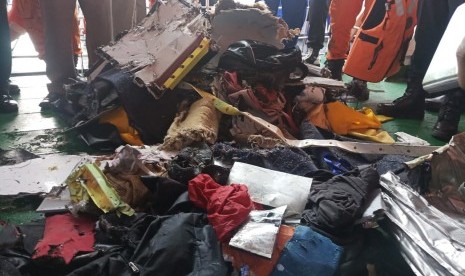 Benda-benda yang ditemukan dalam pencarian puing Lion Air JT 610, Senin (29/10). 