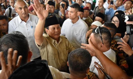 [ilustrasi] Calon Presiden nomer urut 02 Prabowo Subianto (tengah) menyapa pendukungnya saat berkampanye di Wujil, Kabupaten Semarang, Senin (29/10/2018).