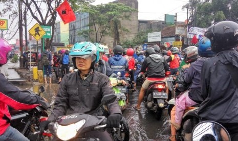 Hujan deras di Kabupaten Bandung, Senin (29/10) malam menyebabkan sejumlah ruas jalan terendam banjir. Akibatnya, kemacetan terjadi di ruas jalan Muhammad Toha-Dayeuhkolot, Selasa (30/10).