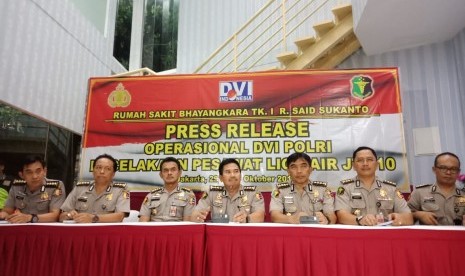 Konferensi Pers Divisi Disaster Victim Identification (DVI) Rumah Sakit (RS) Polri terkait perkembangan identifikasi korban jatuhnya pesawat Lion Air JT-610, Senin (29/10), Jakarta. 