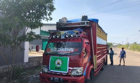 DMI kirim 54 ton bahan baku untuk membangun masjid semi permanen tahan gempa bumi dari Kabupaten Maros ke Kota Palu, Selasa (30/10). 