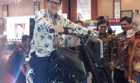 Menperindag Airlangga Hartarto ketika mengunjungi stan sejumlah peserta Indonesia motorcylce show (Imos) di Jakarta Convetion Centre Rabu (31/10). 