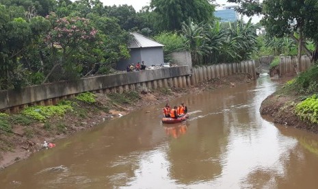 Seorang bocah berusia 11 tahun dilaporkan tenggelam di Kali Pesanggrahan, Jakarta Selatan, Sabtu (1/2) (Foto: ilusrrasi pencarian korban tenggelam di Kali Pesanggrahan)