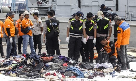 Petugas melakukan identifikasi barang milik korban kecelakaan pesawat Lion Air JT610 di Posko Evakuasi Pelabuhan Tanjung Priok, Jakarta, Rabu (31/10/2018).