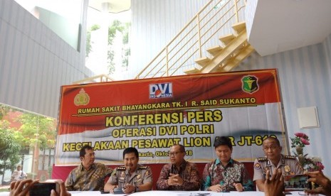 Direktur utama Badan Penyelenggara Jaminan Sosial (BPJS) Ketenagakerjaan Agus Susanto usai memberikan keterangan pers terkait hak-hak peserta BPJS Ketenagakerjaan yang menjadi korban jatuhnya pesawat Lion Air JT-610, Rabu (31/10), Jakarta. 