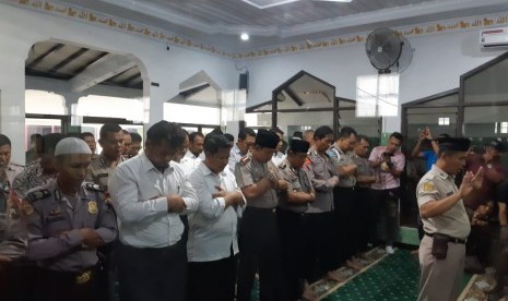 Polresta Solo menggelar sholat ghoib untuk mendoakan korban dan keluarga korban kecelakaan pesawat Lion Air JT-610, di Masjid An Nur Kompleks Mapolresta Solo, Rabu (31/10).