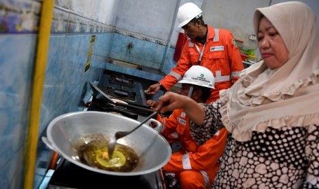 Petugas memeriksa kondisi jaringan gas PGN di salah satu rumah warga di Probolinggo, Jawa Timur, Rabu (31/10/2018).